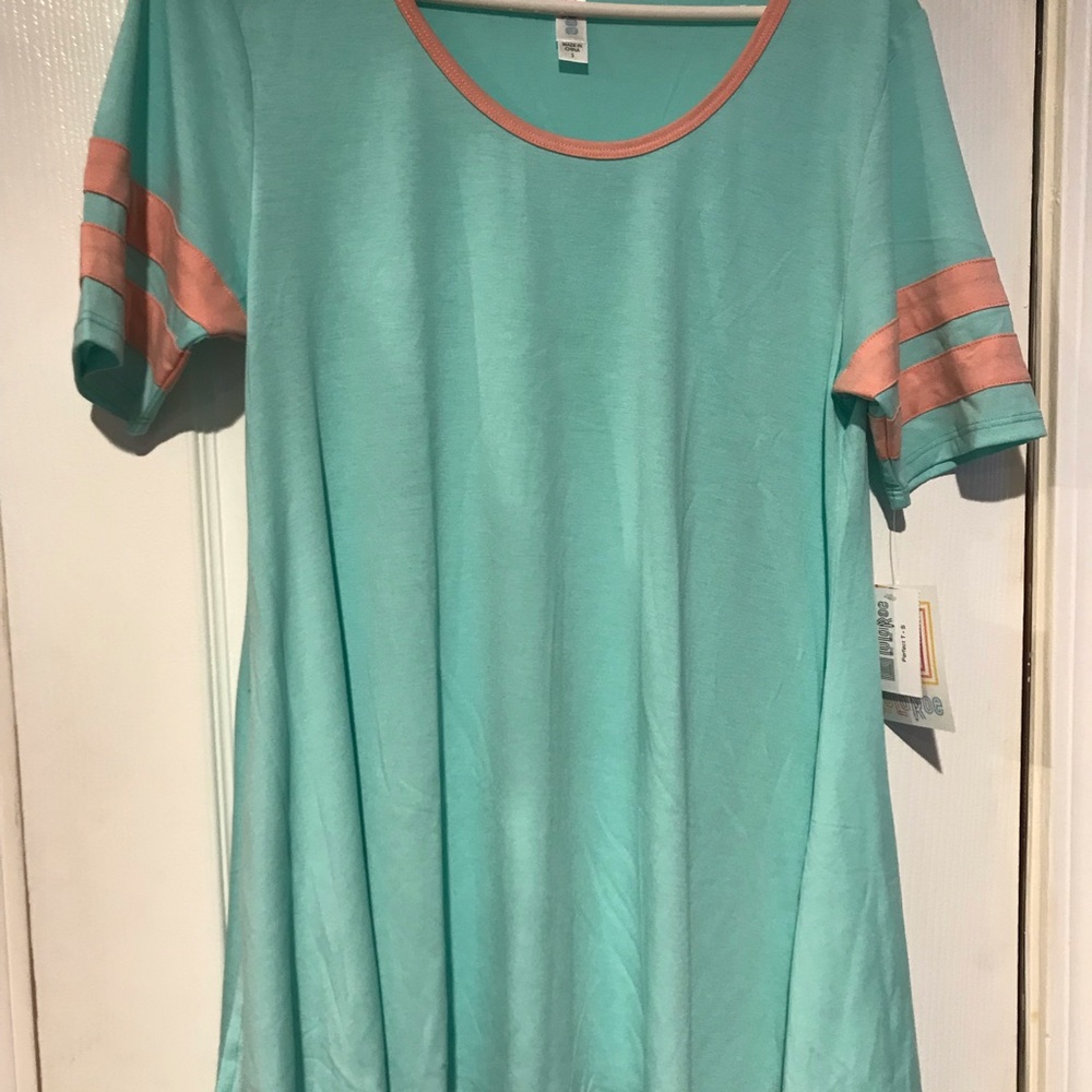5/$12. Bundle any items 5/$12 and I'll send the offer. LulaRoe perfect tee small